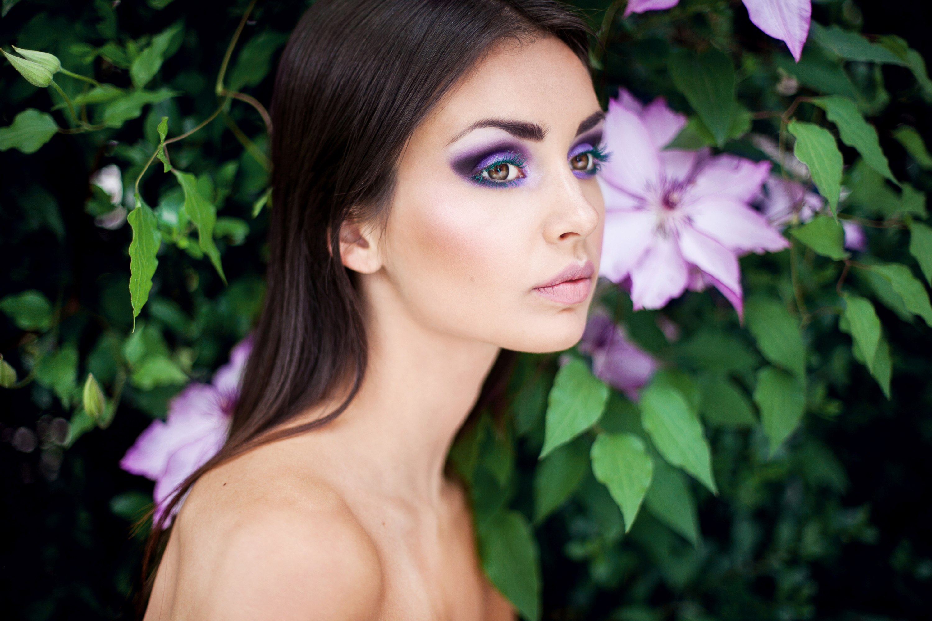 makijaż beauty fioletowe oczy zielone rzęsy