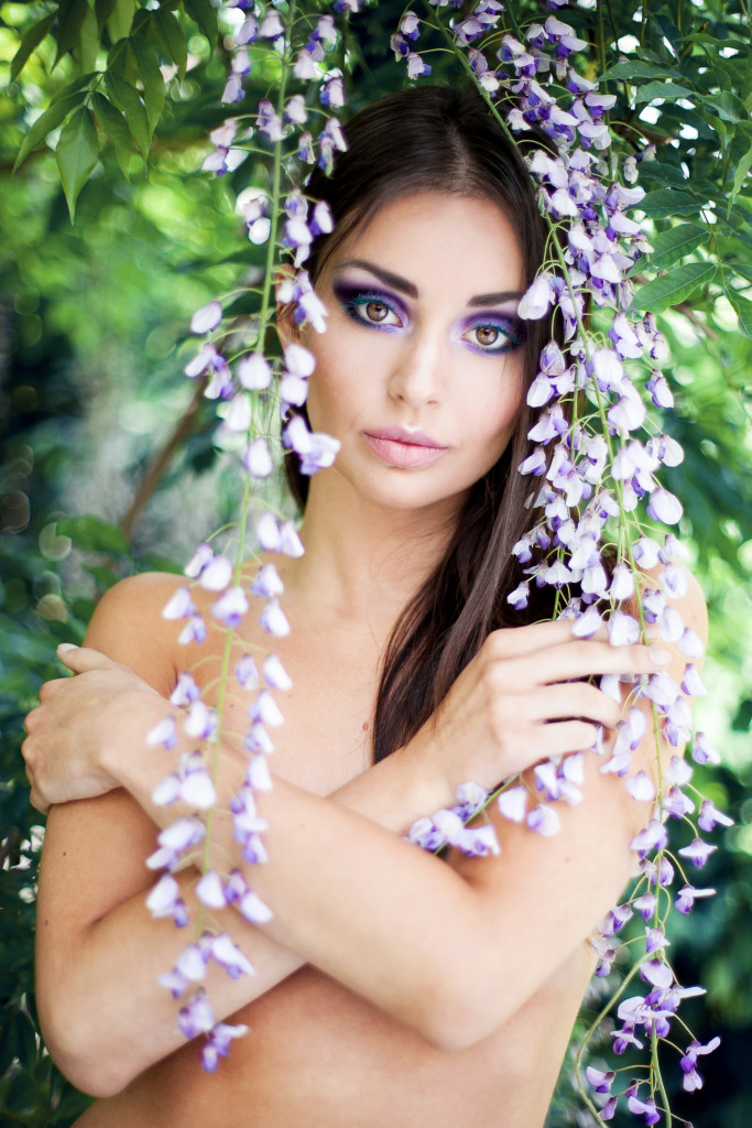 makijaż beauty fioletowe oczy zielone rzęsy