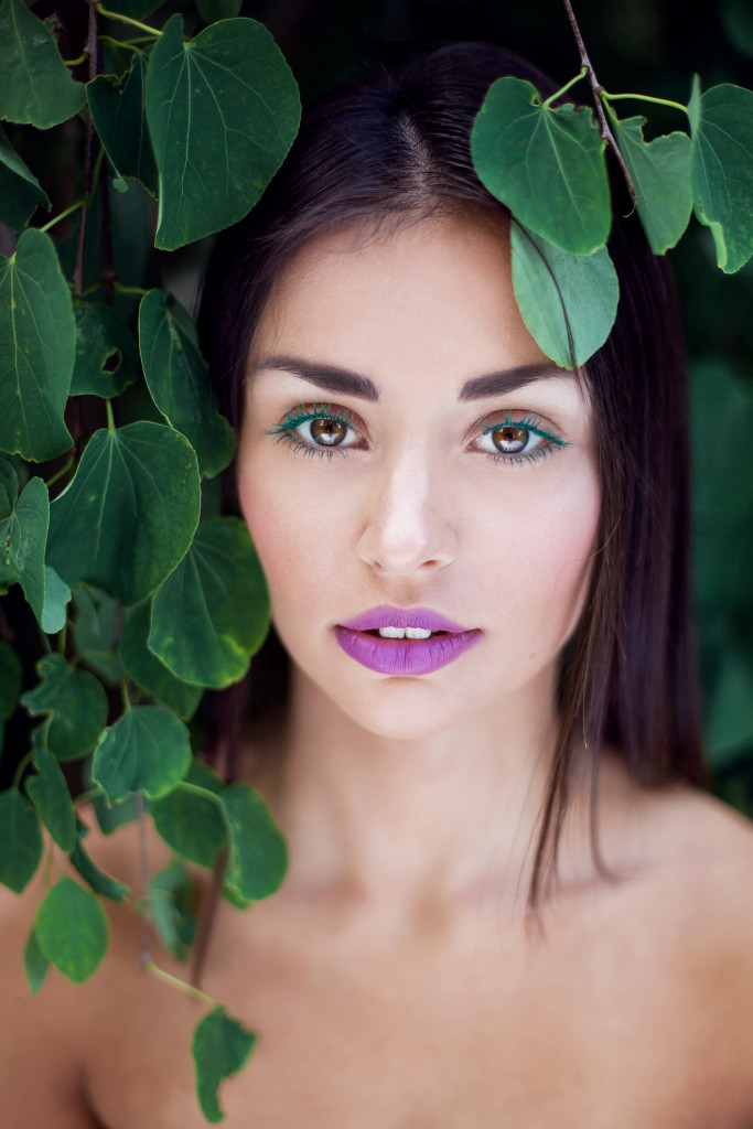 makijaż beauty fioletowe usta zielone rzęsy